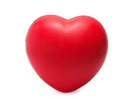 esponja roja con forma de corazón aislada en blanco foto