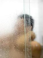 Hombre bañándose en la mañana. foto