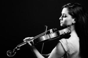 Foto en blanco y negro de una mujer tocando el violín