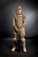 chica del ejército con rifle foto