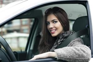 mujer joven en coche foto