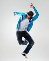 hombre de chaqueta azul bailando y saltando en el aire