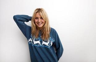 Retrato de mujer feliz en suéter foto
