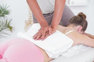 fisioterapeuta haciendo masaje de espalda