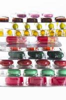 tabletas de color, cápsulas y vitaminas en ampollas foto