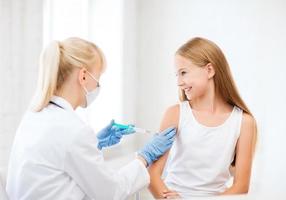 Doctor haciendo la vacuna al niño en el hospital