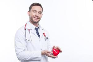buen cardiólogo sosteniendo corazón