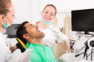 paciente revisando los dientes foto