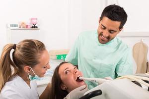 paciente es examinado en clínica dental
