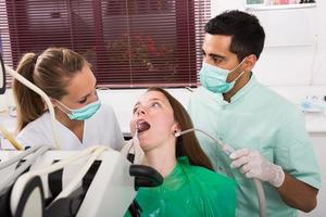 paciente revisando sus dientes al dentista