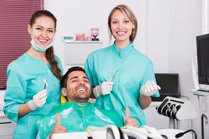 paciente feliz en la clínica dental foto