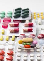 tabletas de color, cápsulas y vitaminas en ampollas foto