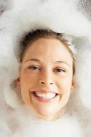 mujer relajante en baño de burbujas