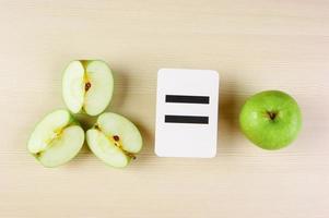 tarjeta escolar y manzana con problemas matemáticos foto