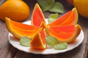 gelatina rodajas de naranja en un plato.