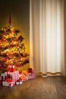 Nochebuena con coloridos árboles y regalos foto