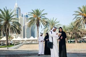 empresarios árabes al aire libre foto