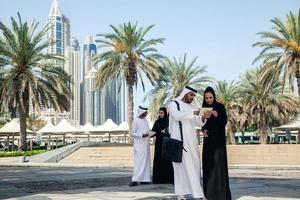 empresarios árabes al aire libre foto