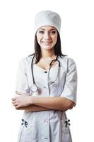 sonriente mujer médico con estetoscopio. aislado sobre fondo blanco foto