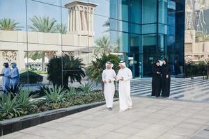 grupo de empresarios árabes al aire libre foto