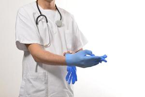 Medico con guanti di protezione