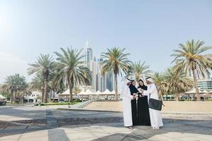 grupo de empresarios árabes al aire libre foto