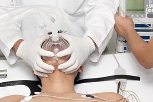 paciente recibe ventilación artificial foto