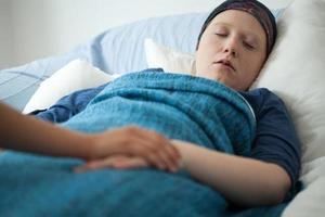 mujer dormida con cáncer