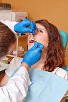 niña en examen al dentista
