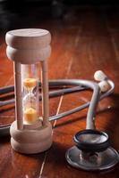 tiempo para la salud, estetoscopio con reloj de arena foto