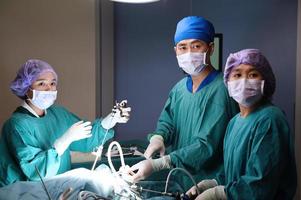Grupo de cirugía veterinaria en quirófano foto
