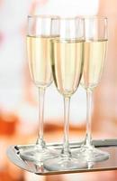 fiesta corporativa: copas de champán en la bandeja foto