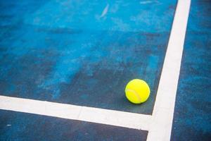 pelota de tenis en una cancha de tenis foto