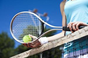 mujer jugando tenis foto