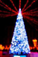 árbol de año nuevo hecho de luces bokeh foto