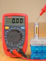 medición de voltaje de batería con multímetro