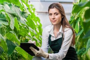 Retrato de una mujer joven en el trabajo en invernadero
