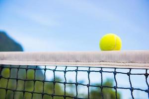 pelota de tenis con red foto