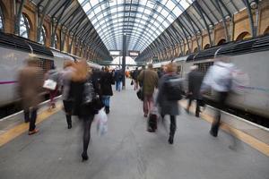 Desenfoque de movimiento de personas en la estación de tren de hora punta, Londres, Reino Unido foto
