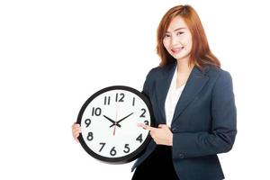 punto de empresaria asiática a un reloj foto