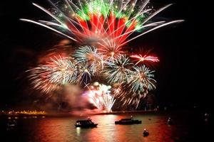 celebración del año nuevo, fuegos artificiales sobre el mar