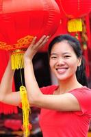feliz mujer asiática en festival de primavera foto