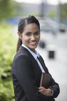 Retrato de mujer de negocios indio fuera. foto