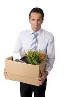 Hombre de negocios senior llevando caja de oficina despedido del trabajo triste despe foto