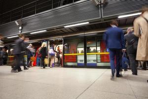 Desenfoque de movimiento de personas en la estación de tren de hora punta, Londres, Reino Unido foto