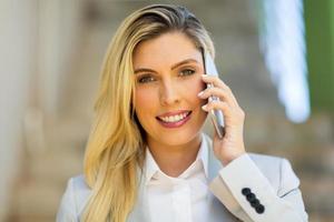 mujer de negocios hablando por teléfono inteligente foto