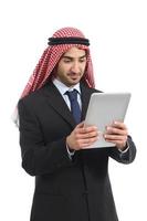 Emiratos árabes sauditas hombre de negocios usando un lector de tableta foto