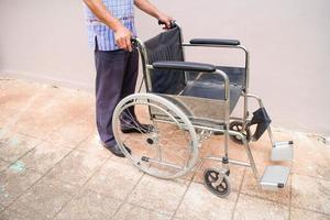 personal de pacientes en silla de ruedas foto