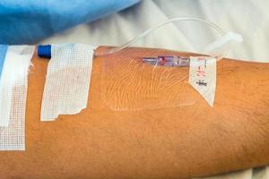 aguja intravenosa en el brazo del paciente foto