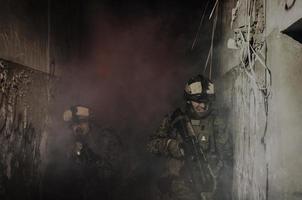 operación antiterrorista. soldados subiendo en humo foto